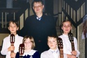 Klasa gitary nauczyciel Adam Kuceła z uczniami